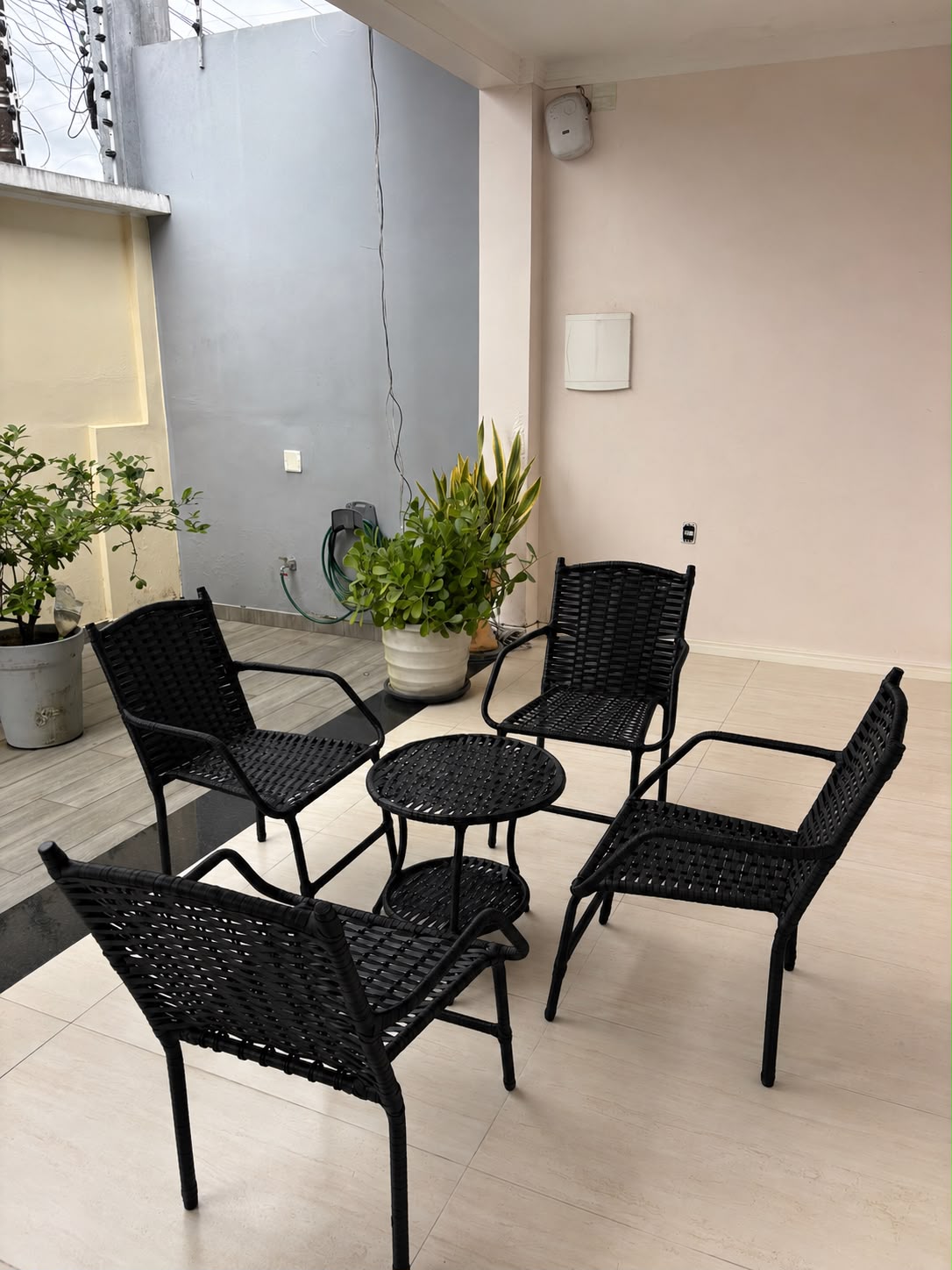 Conjunto Kayane na cor Preta, cadeira de Fibra Sintética